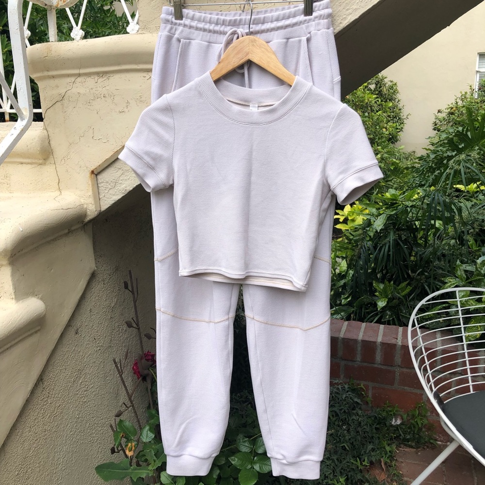 ALO Yoga Matching Set - Crop Top & Drawstring Joggers